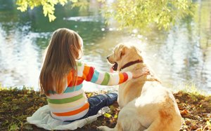 mädchen am wasser mit hund